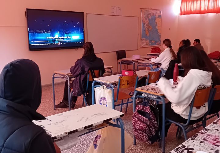 Μπορεί να είναι εικόνα 6 άτομα, άτομα που μελετούν, τηλεόραση και κείμενο